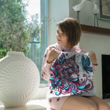 Dekorační polštář Kočka a motýl: Přírodní elegance