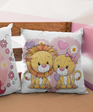 Dekorační polštář Lví rodina: Výlet do zamilovaného safari.
