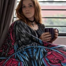 Deka Crow in Hell - Hřejivý fleece, temný symbol vrány a ohně