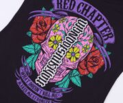 Symbol růže na tričku co mě nezabije to mě posílí